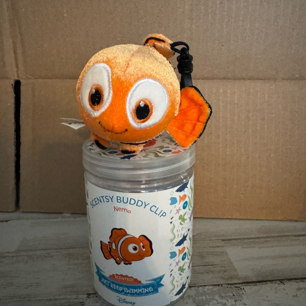 Disney Nemo Plush Clip in Bright Orange